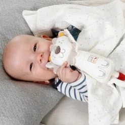 Baby Fehn 3-tlg. Set Stabrassel & Musselintücher NATUR aus Bio-Baumwolle - Löwe -Wickeln Verkaufsladen baby fehn 3 tlg set stabrassel musselintucher natur aus bio baumwolle lowe 056259 d4