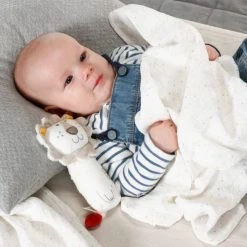 Baby Fehn 3-tlg. Set Stabrassel & Musselintücher NATUR aus Bio-Baumwolle - Löwe -Wickeln Verkaufsladen baby fehn 3 tlg set stabrassel musselintucher natur aus bio baumwolle lowe 056259 d5